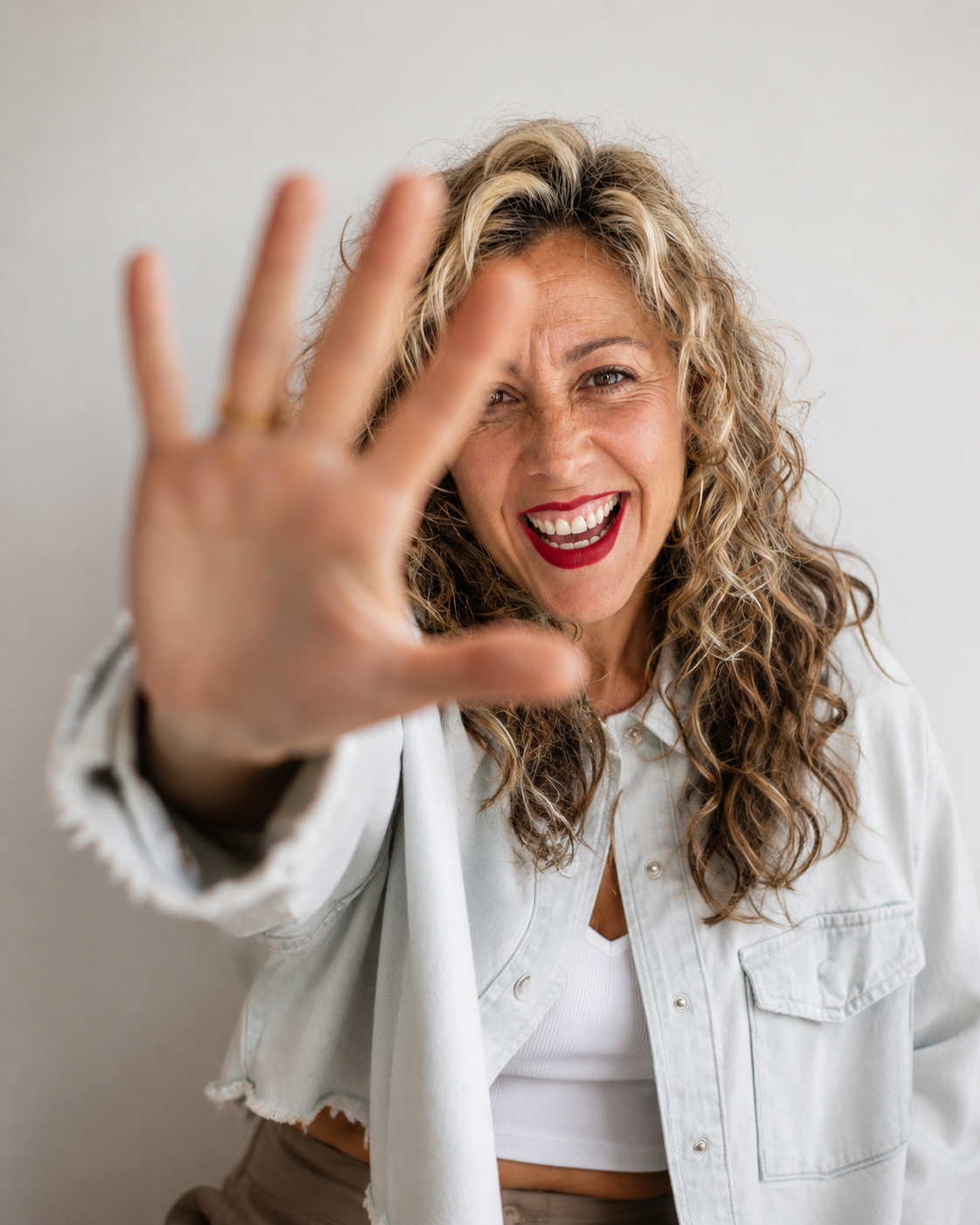 Raquel Cánovas, directora creativa y estratega de marca, sonriendo con naturalidad — autoridad cercana y magnetismo visual